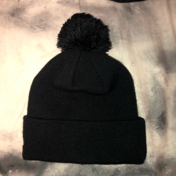 Super cute and warm Winter hat -Like NEW - Picture 2 of 5